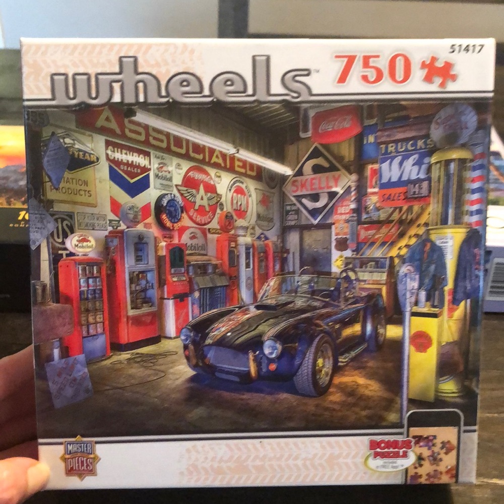 750 Piece Puzzle “Jewel of the Garage”